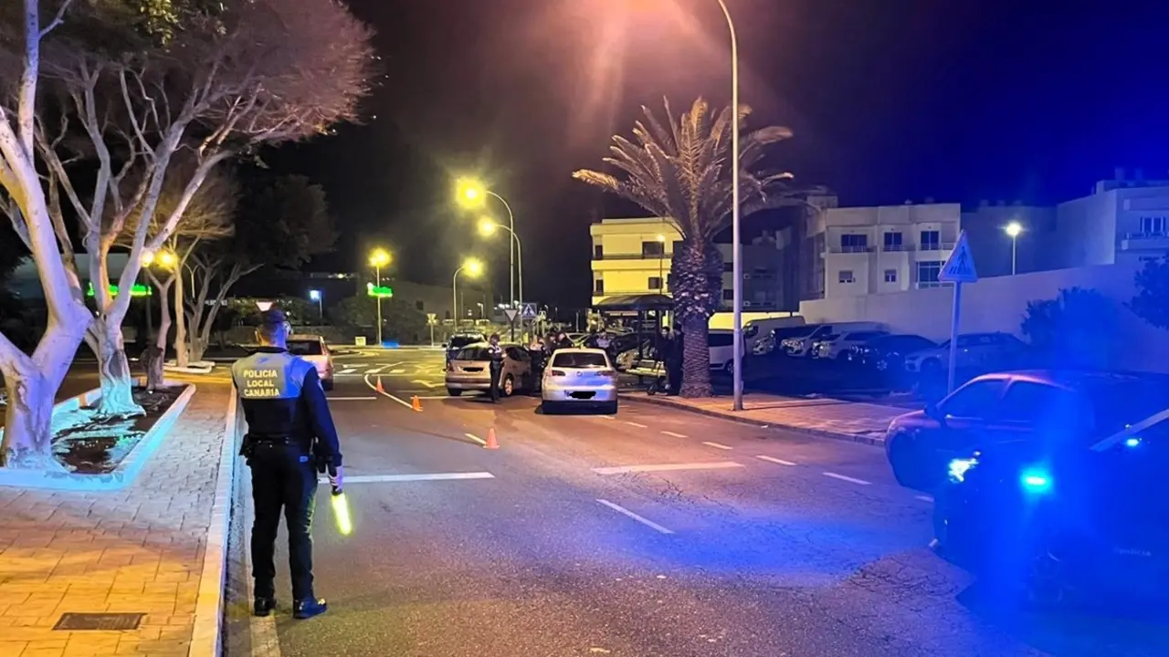 Controles preventivos de la Policía Local de Arrecife para reforzar la seguridad vial. Imagen de uno de los controles en enero pasado  en las calles de capital de Lanzarote 
