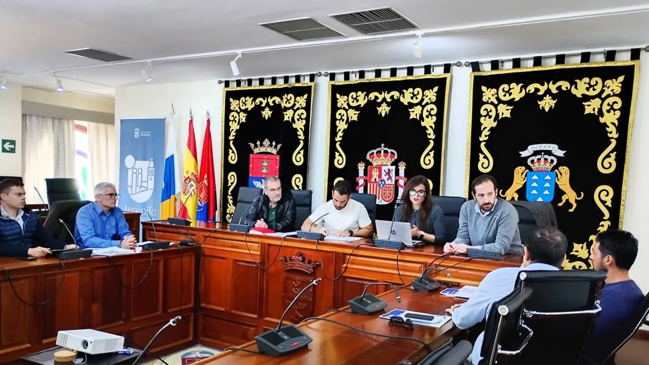 El concejal Mario González Altube, responsable de la Unidad de Proyectos, además de edil de Movilidad y Transportes, da a conocer ayer los edificios del Ayuntamiento que albergarán placas solares 