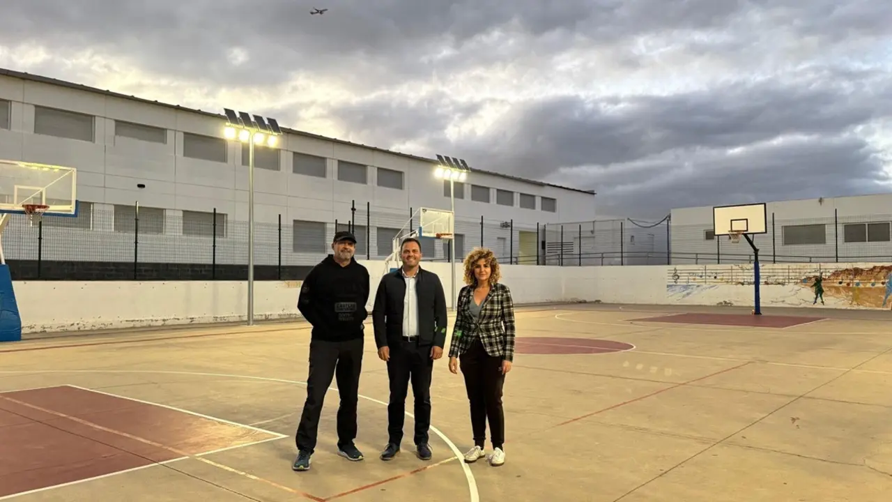 El alcalde de Arrecife, Yonathan de León, y la concejala de Deportes, Eli Merino, junto a representantes de clubes deportivos en las canchas de Argamna que estrenan iluminación con focos solares