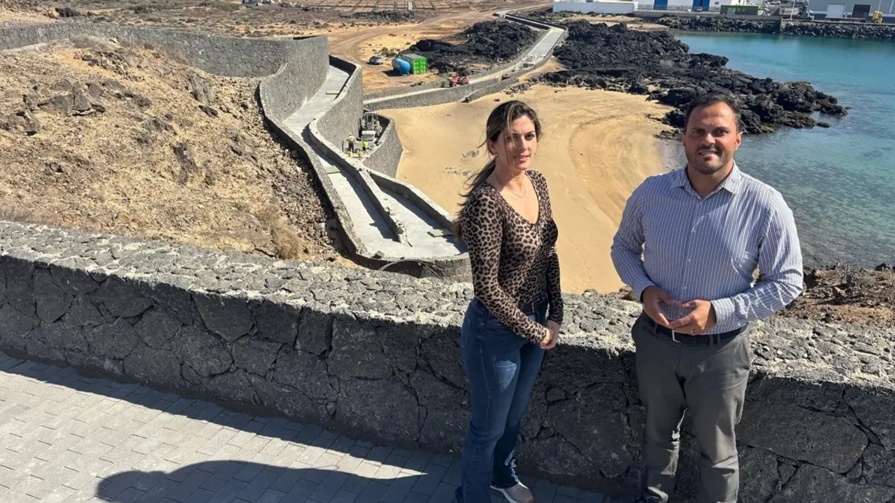 El alcalde Yonathan de León y la concejala de Playas, Davinia Déniz, visitan el avance de las obras en la playa de La Arena, en Arrecife