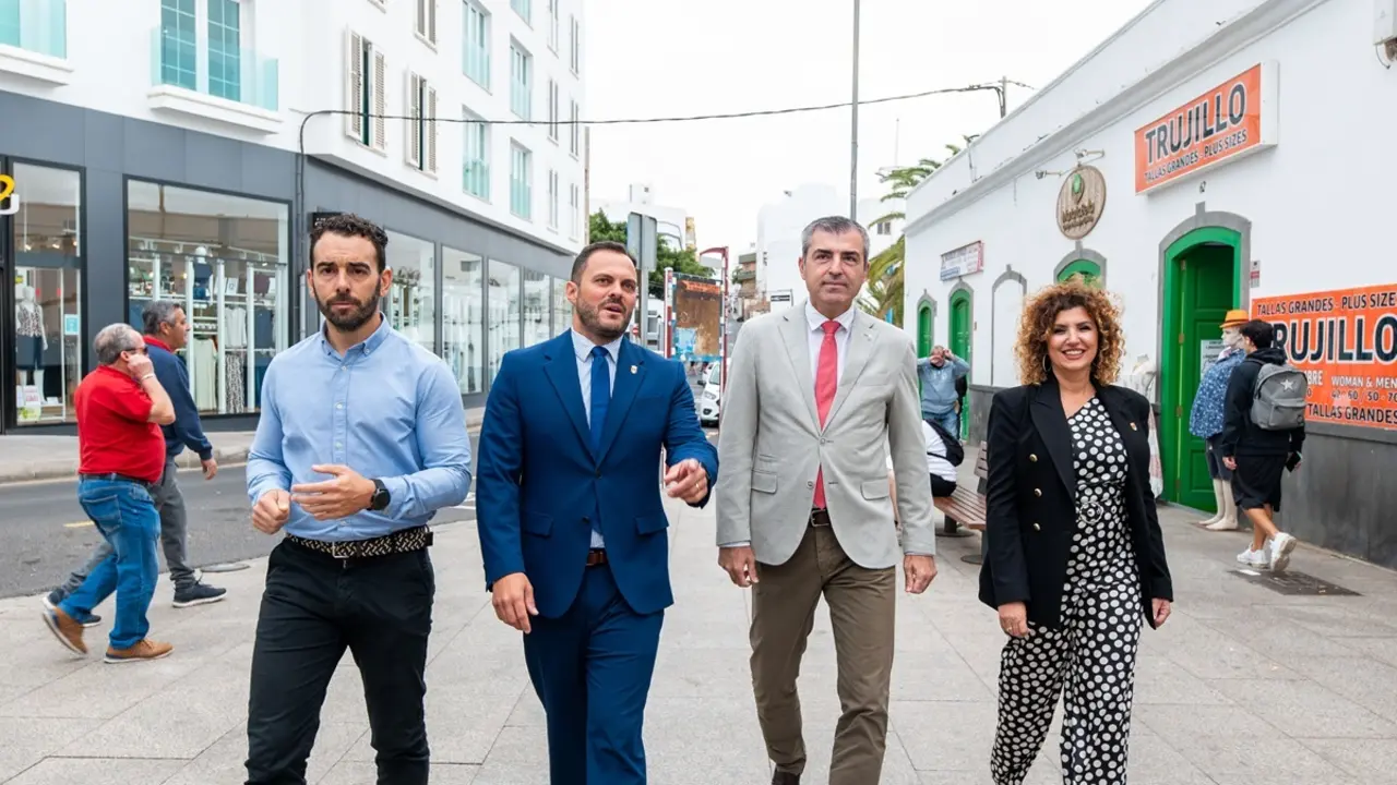 El vicepresidente del Gobierno de Canarias, Manuel Domínguez, y el alcalde de Arrecife, Yonathan de León, anuncian las nuevas obras en la zona Comercial Abierta de Arrecife