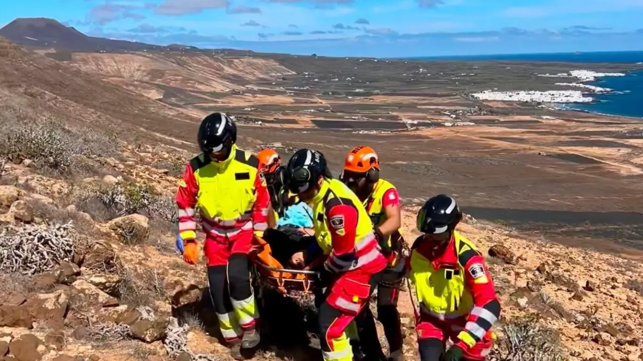 Los bomberos auxiliando a la parapentista
