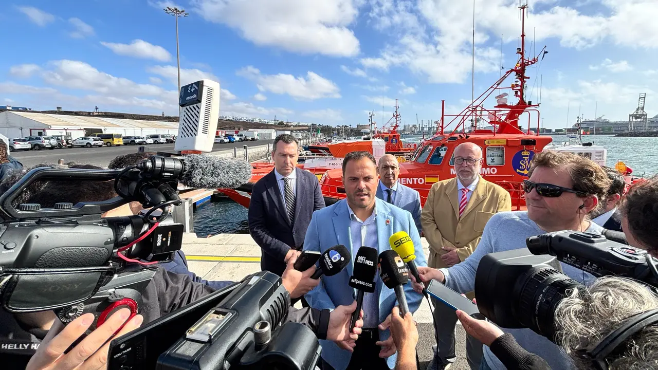 El alcalde de Arrecife, Yonathan de León, hoy en Puerto de Naos, centro de desvíos de las pateras que arriban a las costas orientales de Canarias