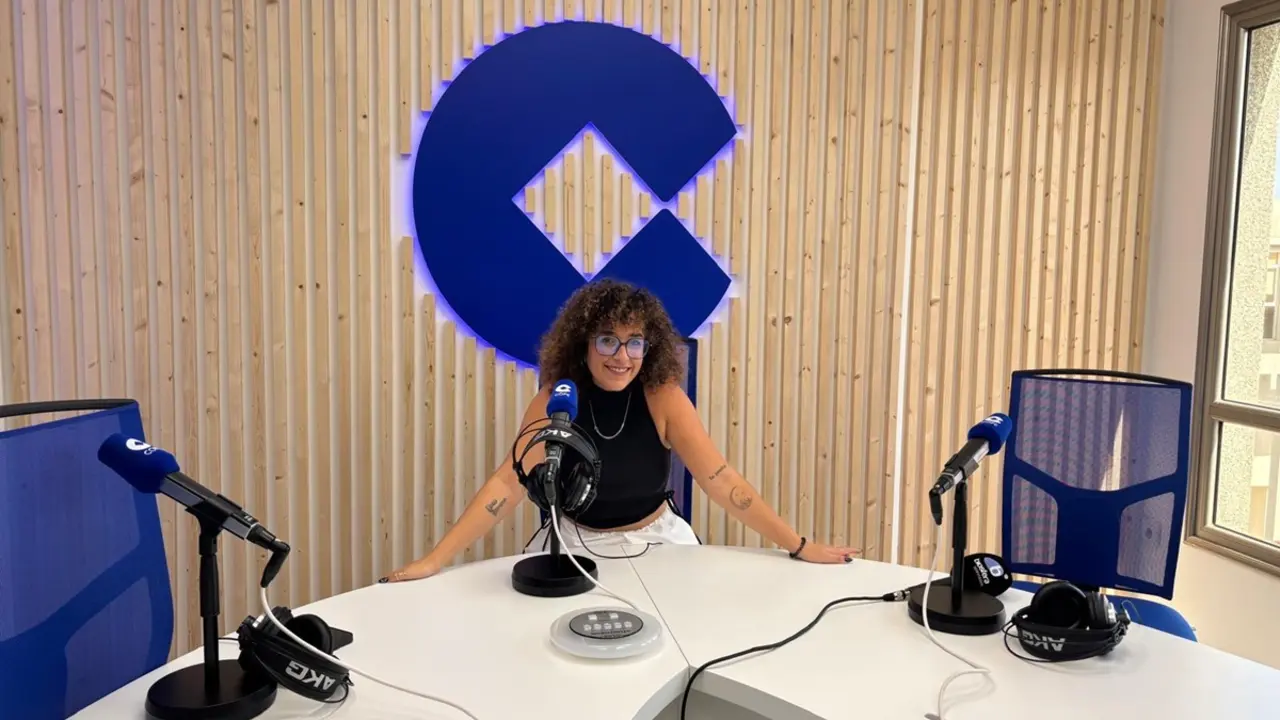 La periodista Majorera Marta Patallo en los estudios de Fuerteventura