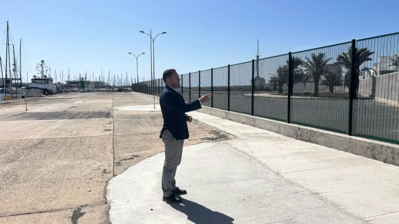 El alcalde ante el nuevo vallado