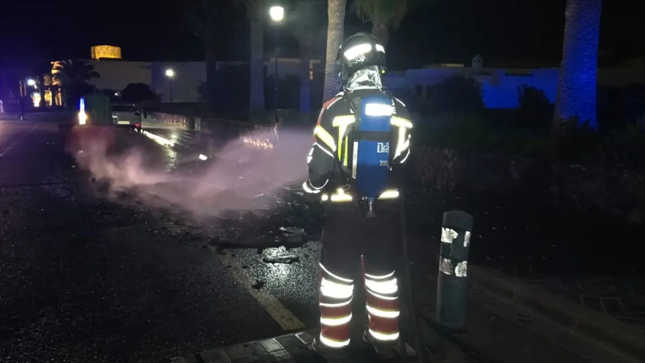 Los bomberos sofocando el incendio en contenedores en Puerto Calero
