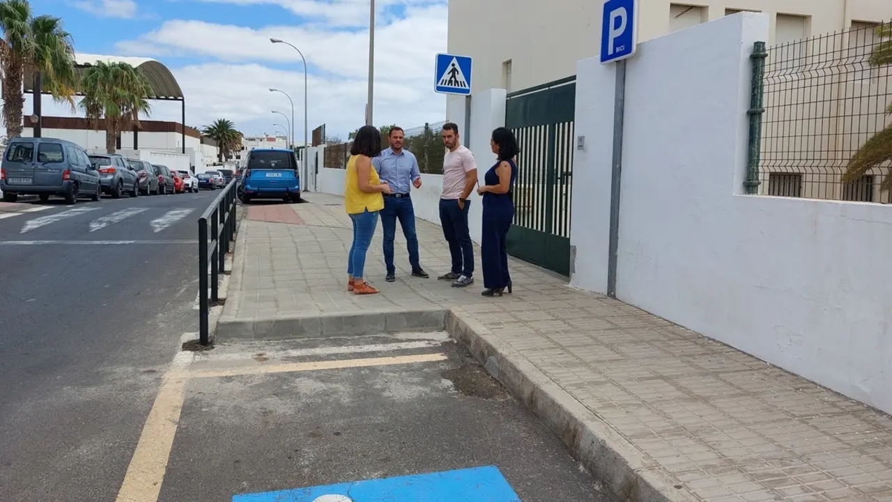 El alcalde de Arrecife junto al concejal de Movilidad en los exteriores del IES César Manrique, en un encuentro con madres del alumnado
