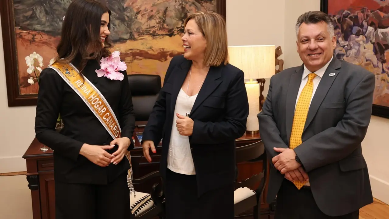 Astrid Pérez recibe a la Reina del Hogar Canario Venezolano