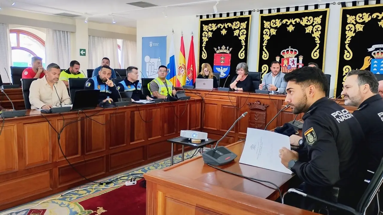 El alcalde de Arrecife, Yonathan de León, presidido la Junta Local de Seguridad, celebrada la pasada semana, para reforzar la seguridad en los carnavales