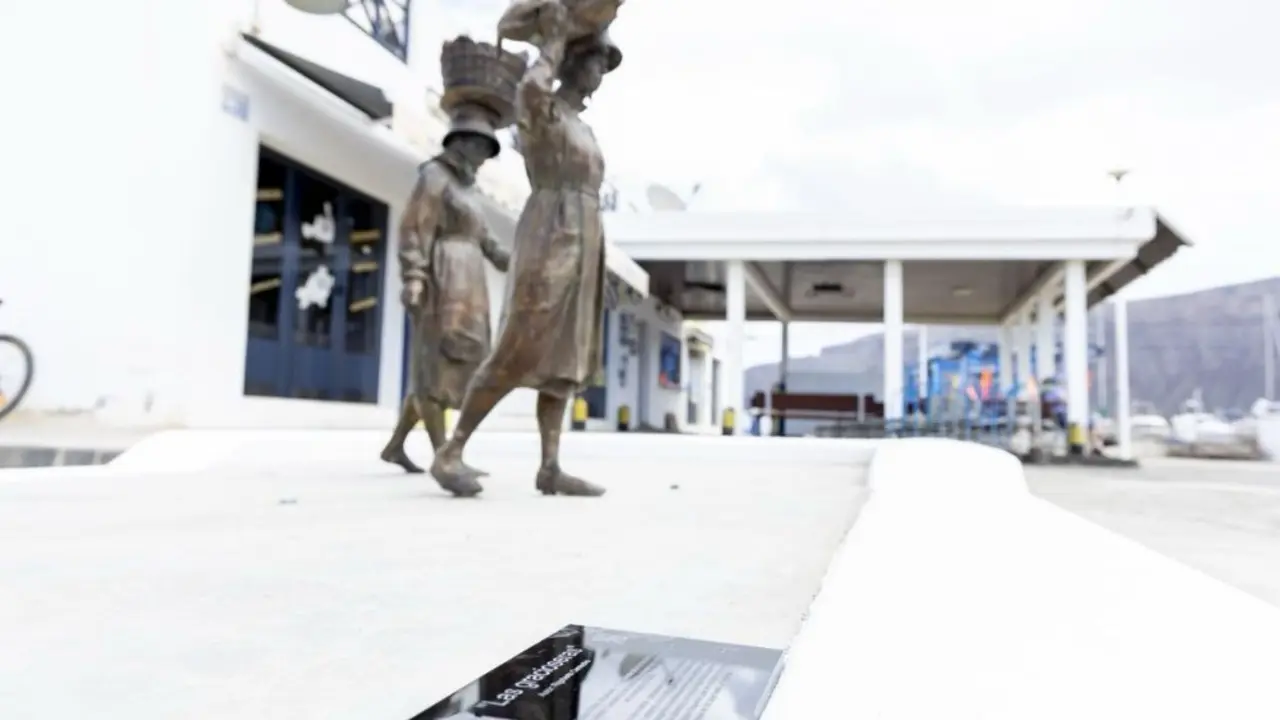 Escultura a la mujer graciosera