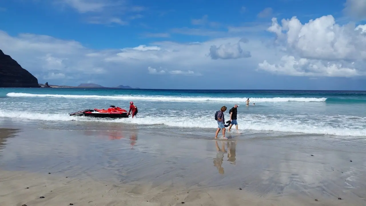 Rescate de las dos personas atrapadas en la costa de Órzola