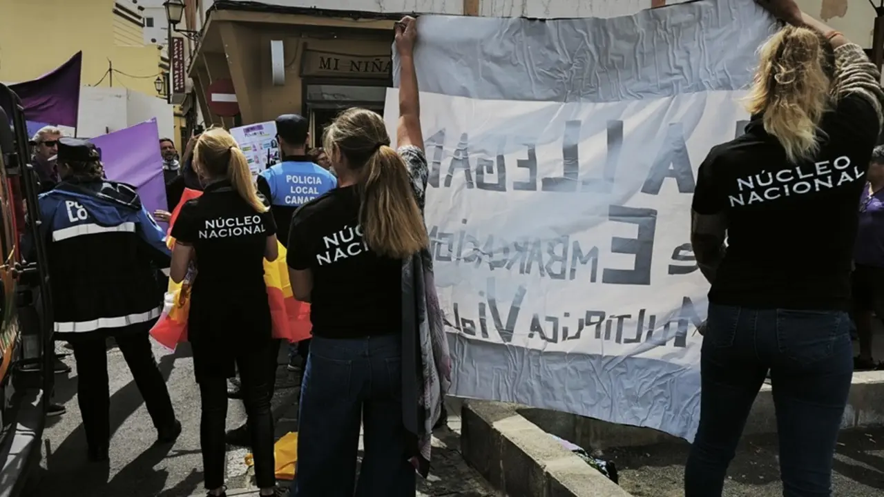 Miembros de 'Núcleo Nacional' en la manifestación de 8M en Arrecife