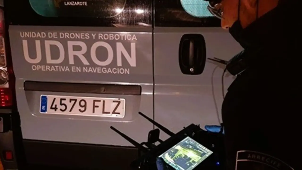 Equipos de la Unidad de Drones  de la Policía Local de Arrecife, en uno de sus despliegues