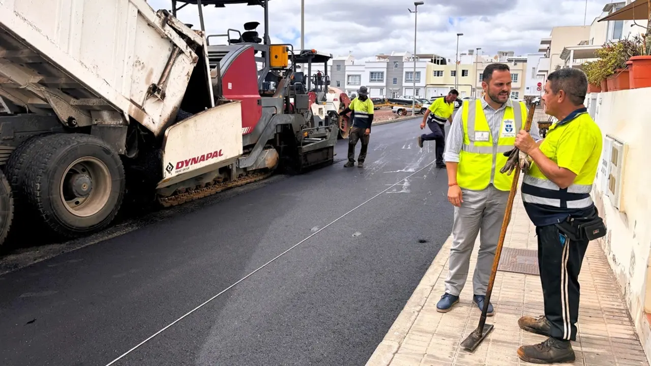 El Ayuntamiento de Arrecife reasfalta varias calles del barrio de Altavista