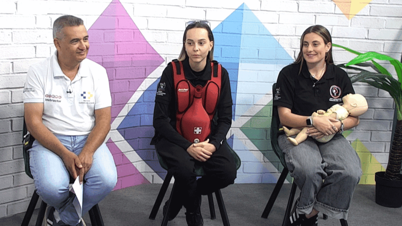 Benjamín Nieves junto a las alumnas de Coordinación de Emergencias del CIFP Zonzamas