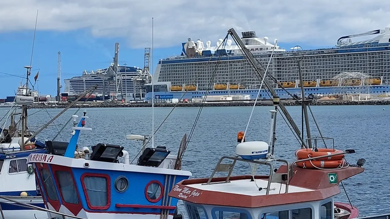 Cruceros atracados en Arrecife, junto al puerto de Naos, en la capital de Lanzarote