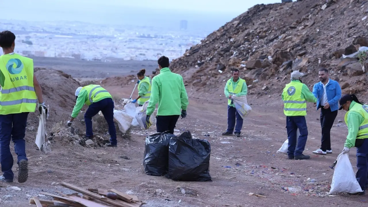 Limpieza de residuos en el barrio de Maneje y Argana