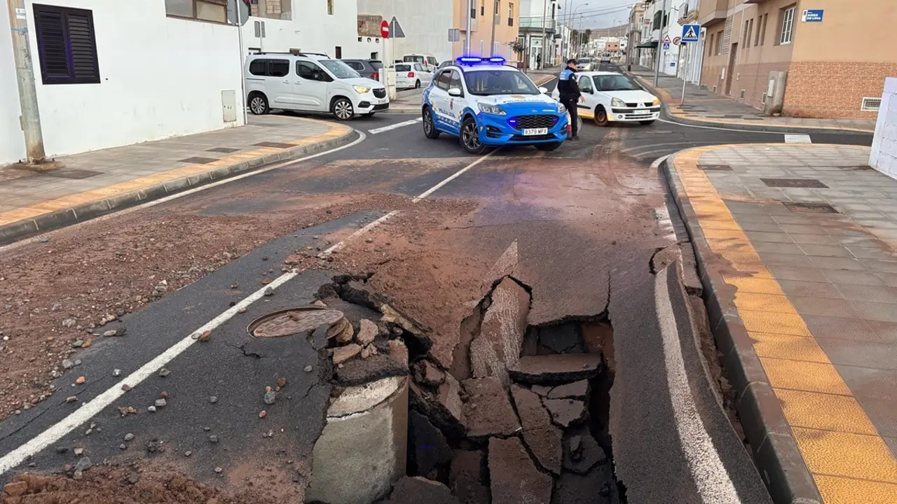 Hoy ,desplome de esta vía en el barrio de Argana por la rotura de la red de saneamiento bajo la responsabilidad del Consorcio del Agua y  Canal Gestión 
