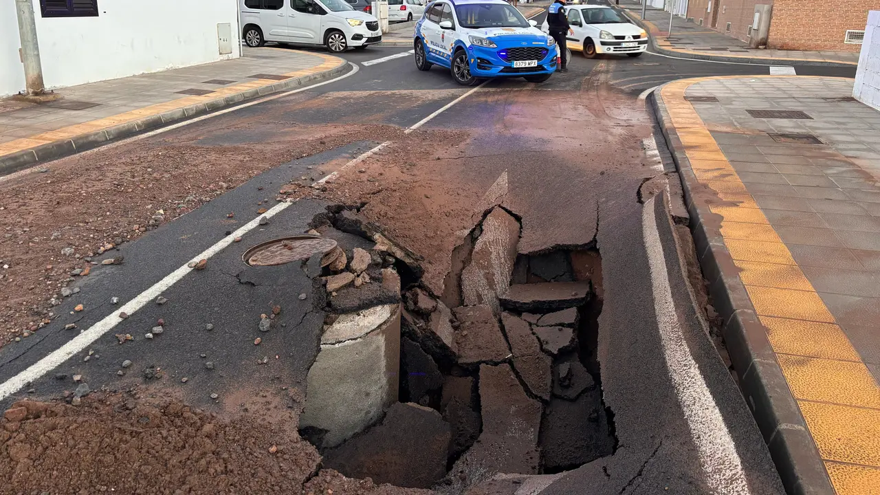Hoy ,desplome de esta vía en el barrio de Argana por la rotura de la red de saneamiento bajo la responsabilidad del Consorcio del Agua y  Canal Gestión 