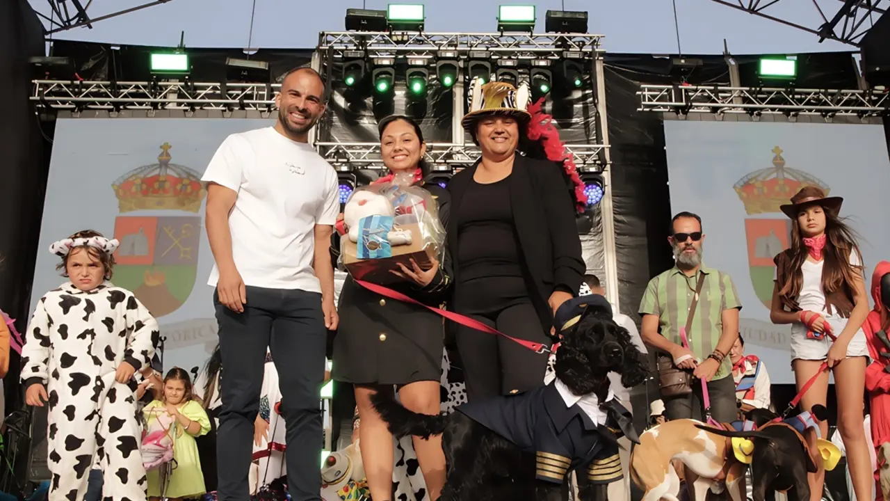 El perro y la dueña ganadores del primer premio del disfraz individual