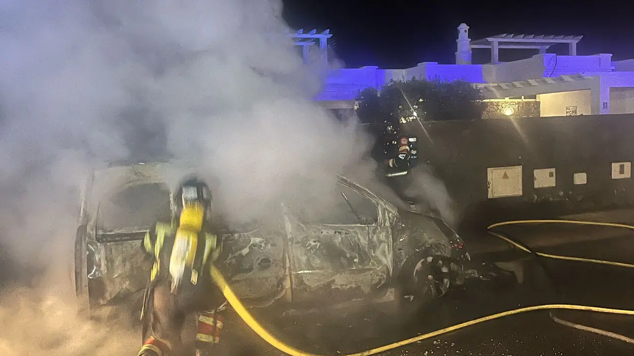 Incendio vehículos en Playa Blanca