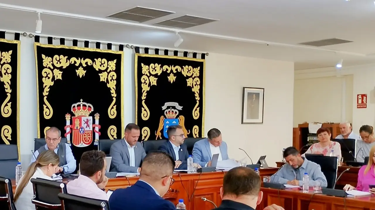 El pleno del Ayuntamiento de Arrecife exige al Gobierno de España leyes más duras contra los okupas. La moción fue defendida por Roberto Herbón ( PP) 