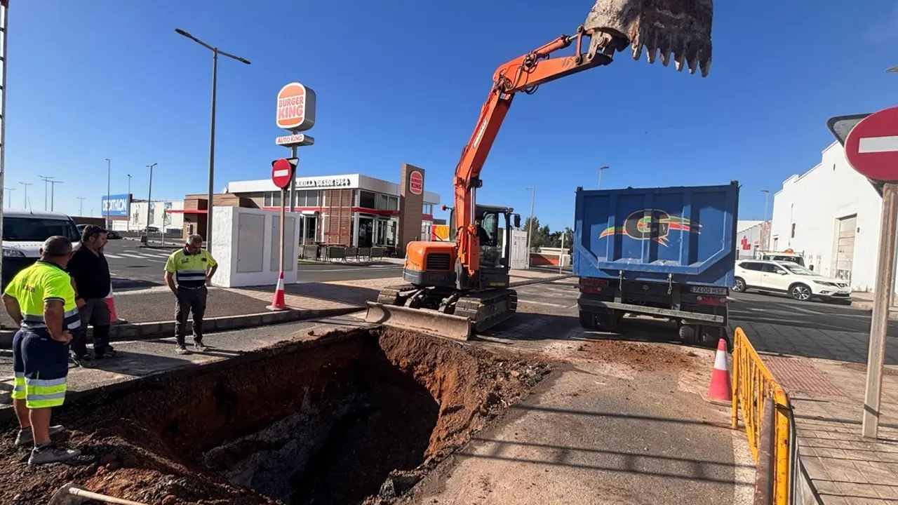 Nueva avería de Canal Gestión en la red de saneamiento en la zona industrial de Argana. La avería se registró en la noche del pasado sábado 