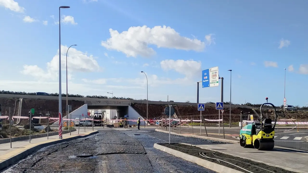 Este jueves se reabrirá al tráfico la circulación bajo el Puente de la Circunvalación de Arrecife. El Ayuntamiento requirió celeridad a la empresa estatal del Emisario Submarino 