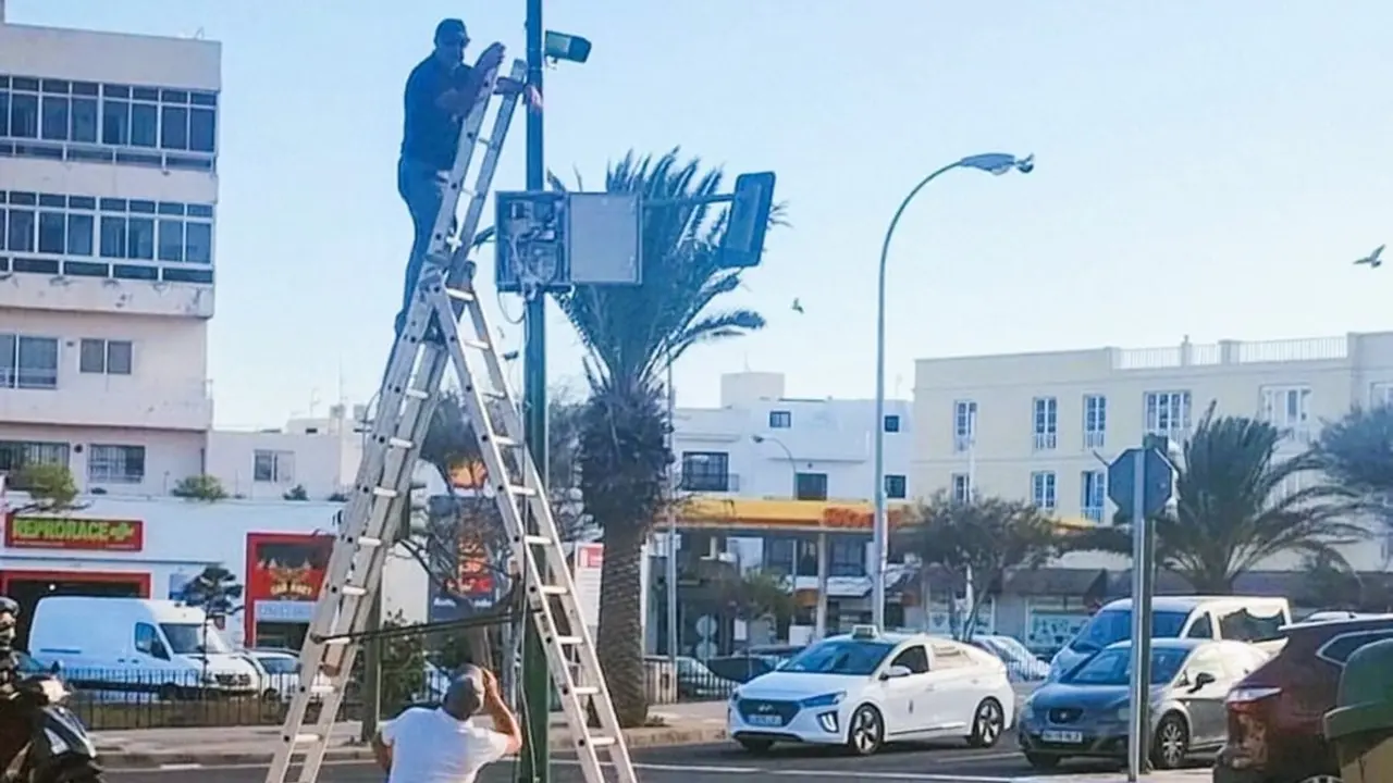 El Ayuntamiento de Arrecife despliega un sistema FOTO Rojo para detectar a los conductores que se salten los semáforos en rojo, causantes de graves accidentes  (1)