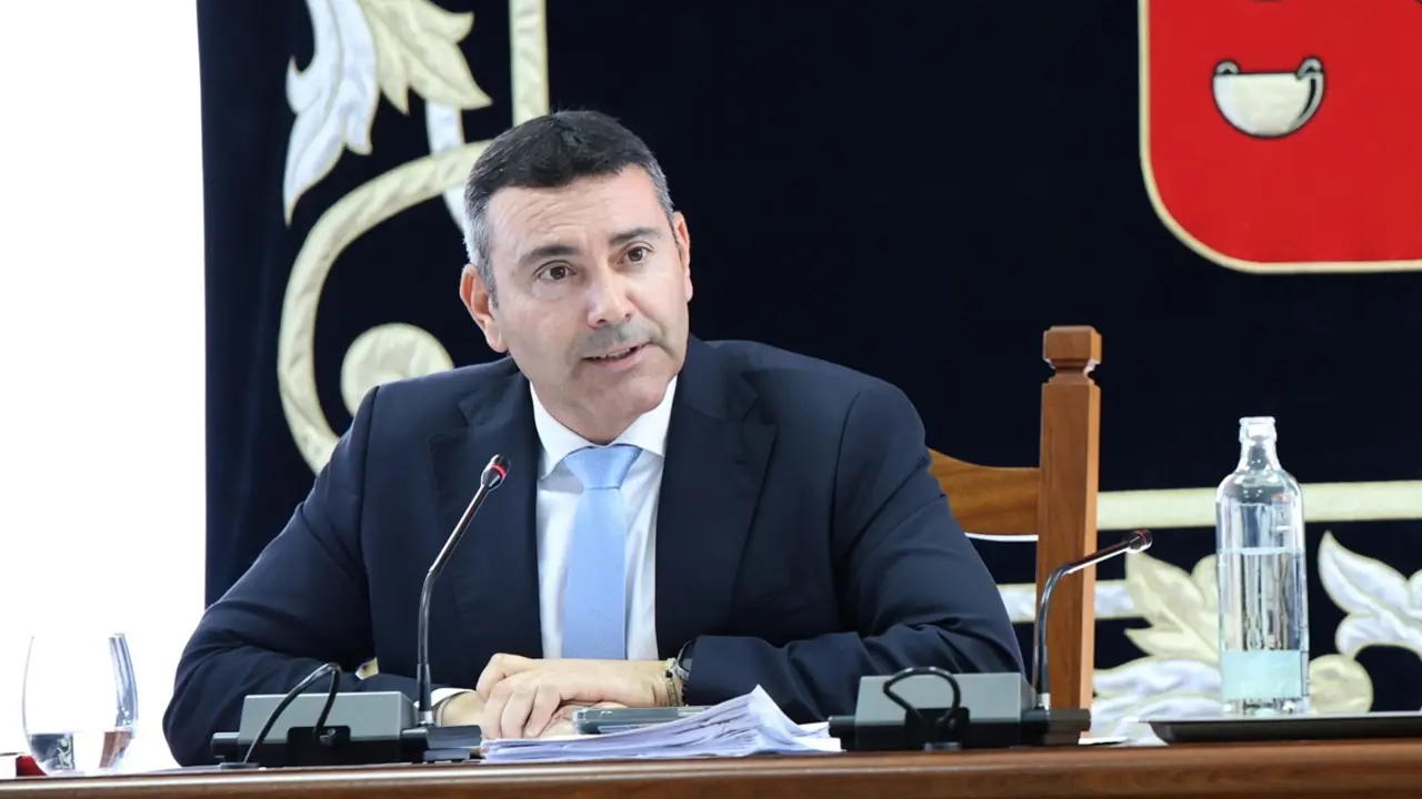 Oswaldo Betancort en el pleno en la sede del Cabildo de Lanzarote
