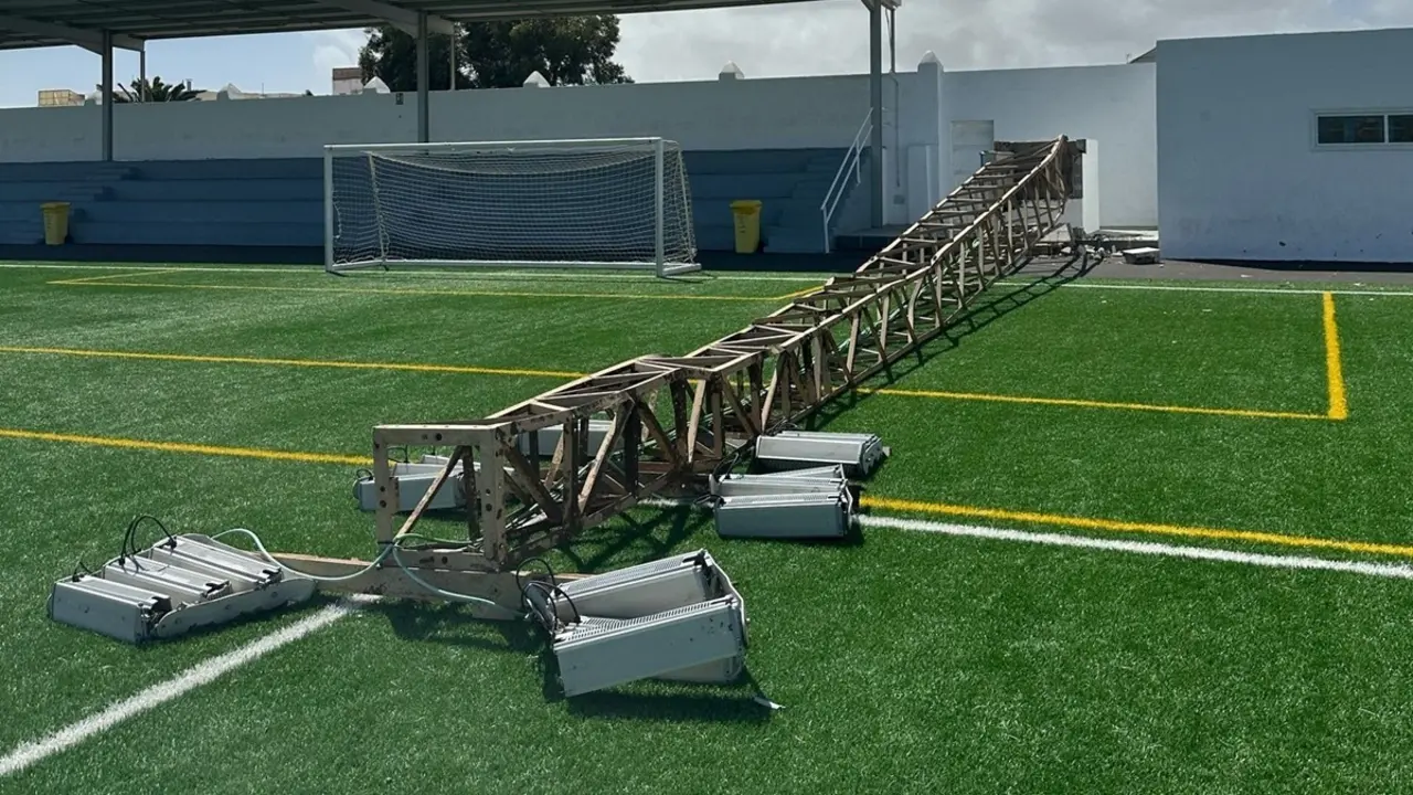La gran fuerza del viento derribó una de las torretas de iluminación del Campo Municipal de Fútbol del barrio de Altavista