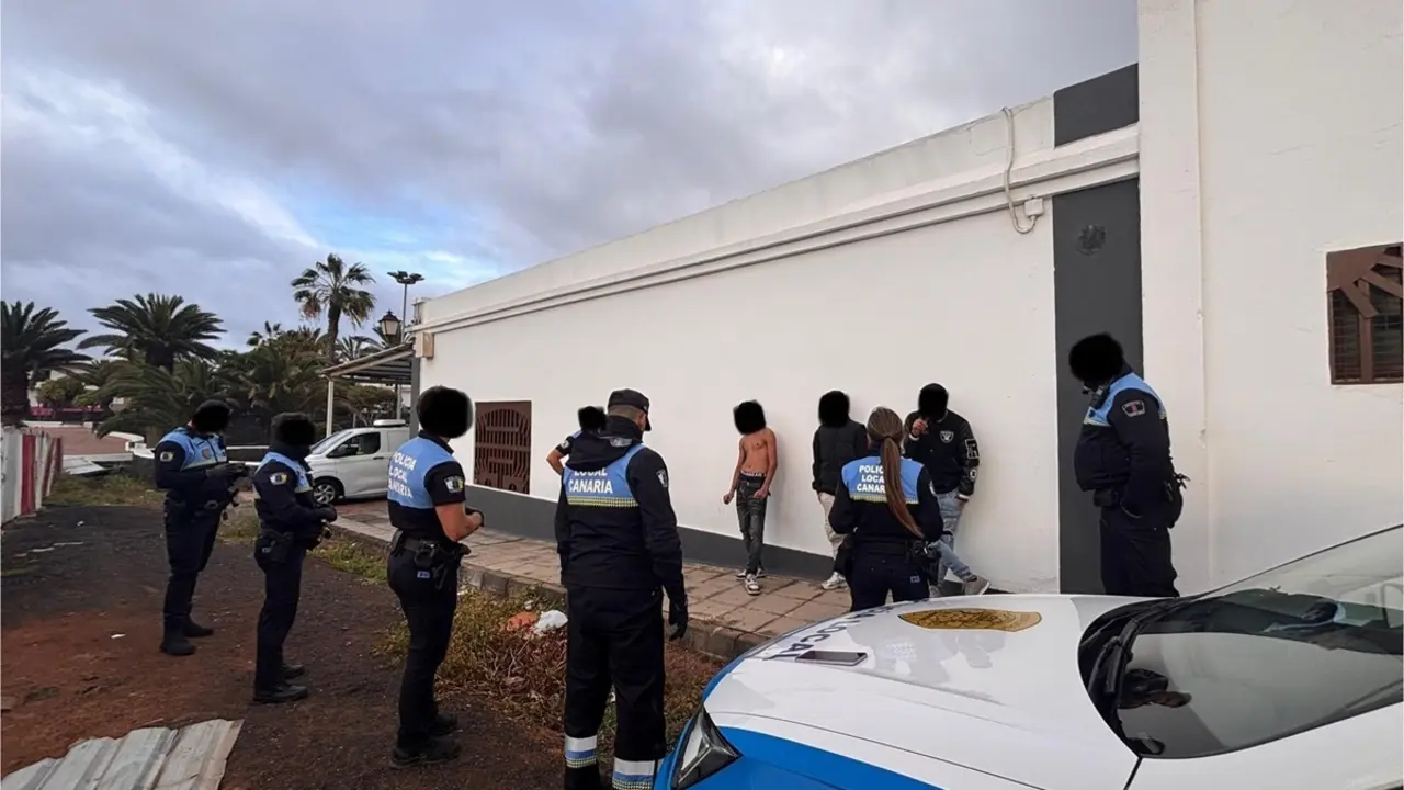 La Policía Local de Arrecife desokupa una obra inacabada en el barrio de Altavista, foco de inseguridad para los vecinos