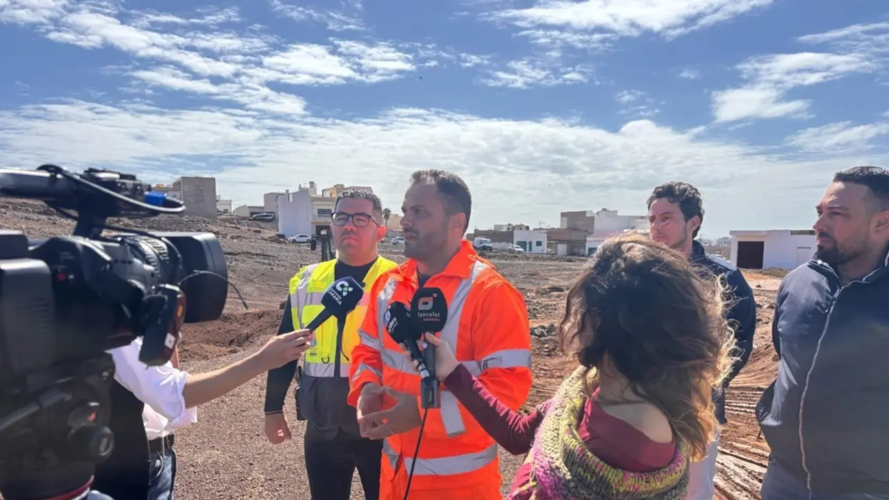El alcalde de Arrecife durante la rueda de prensa por la tromba de agua en la capital