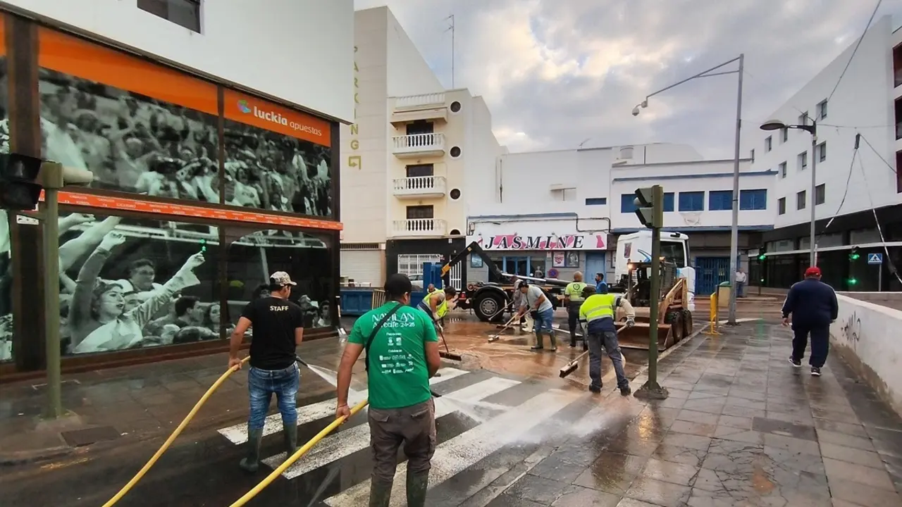 Arrecife tiene desplegados a más de 100 personas en los trabajos para recuperar la normalidad en las calles afectadas por las fuertes lluvias