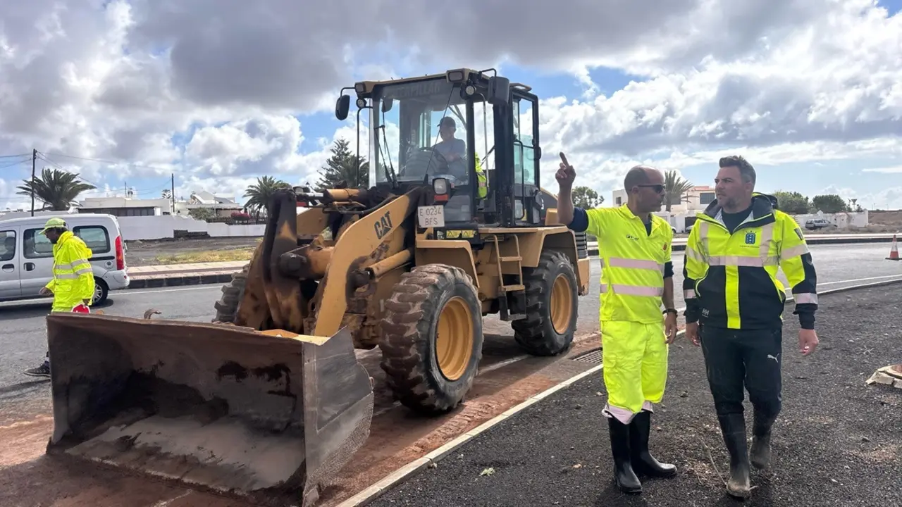 Jacobo Medina en los trabajos de limpieza de las vías
