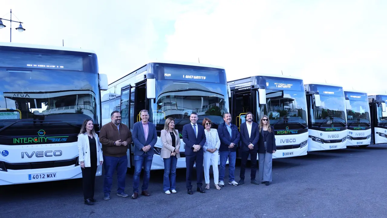 Presentación 13 nuevas guaguas  (3)