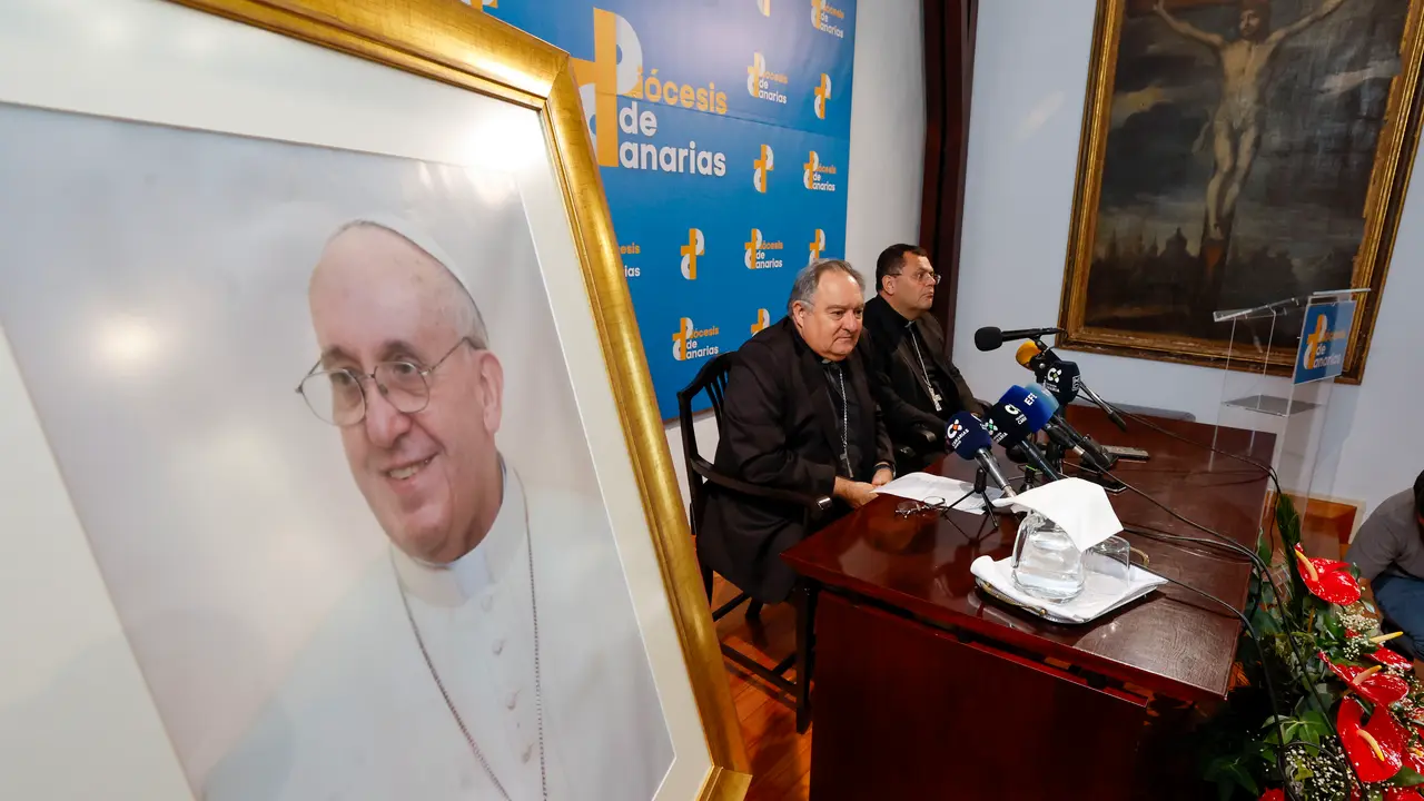 Comparecencia del obispo de la Diócesis de Canarias por el fallecimiento del papa Francisco (Foto: EFE)