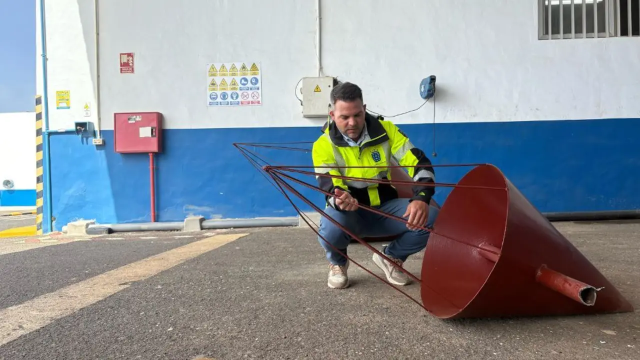 Jacobo Medina con la pieza del Juguete de Viento