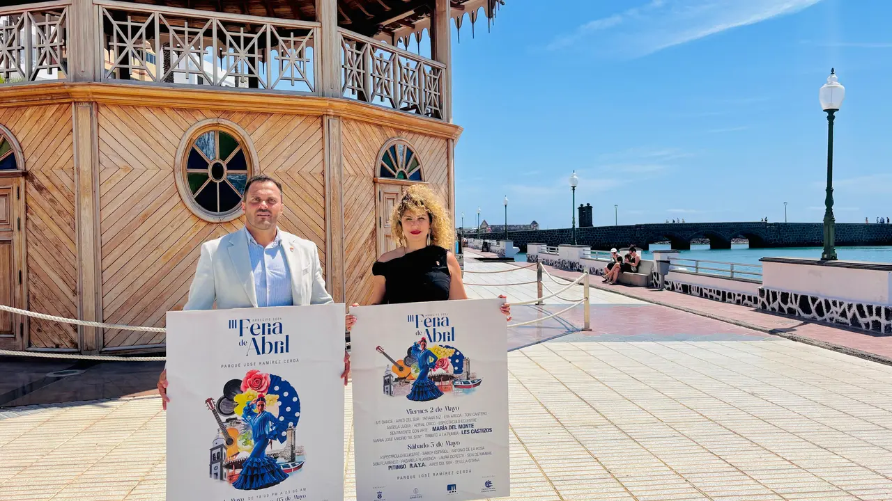 El alcalde de Arrecife, Yonathan de León, y la concejala de Turismo y Comercio, Eli Merino, presentan la programación de la Feria de Abril de Arrecife 