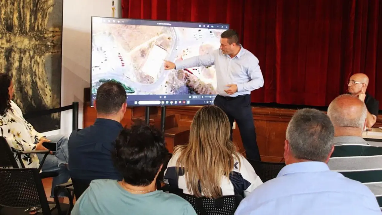 Reunión en el pueblo de El Golfo