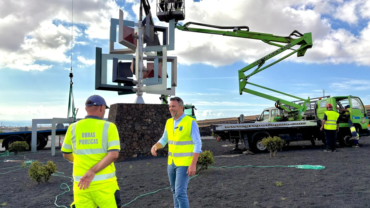 Jacobo Medina junto al juguete de viento de Montaña Blanca