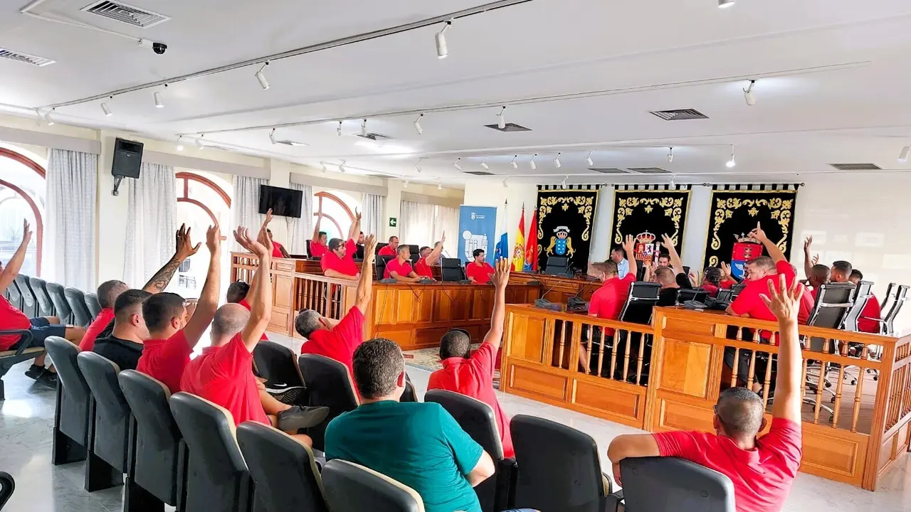 El alcalde Yonathan de León y el concejal de Transportes y Movilidad, Mario González, en una reunión reciente con los taxistas en el salón de plenos 