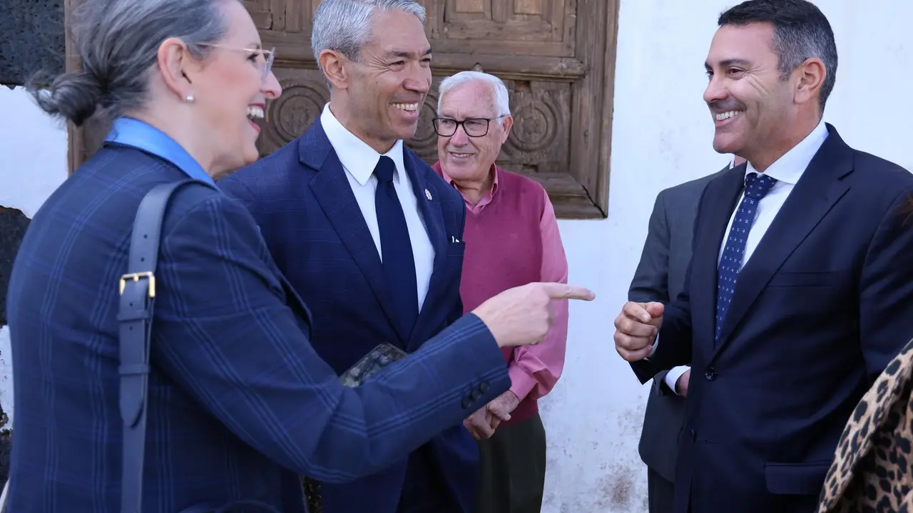 Oswaldo Betancort junto al alcalde de Texas