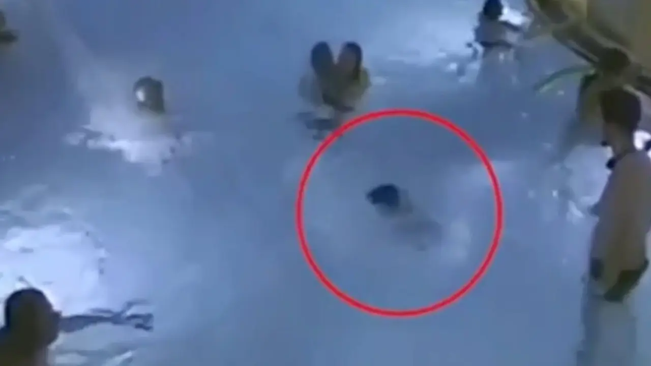 Un ni&ntilde;o ahog&aacute;ndose en una piscina llena de gente (s&iacute;ndrome del &ldquo;ahogado invisible)