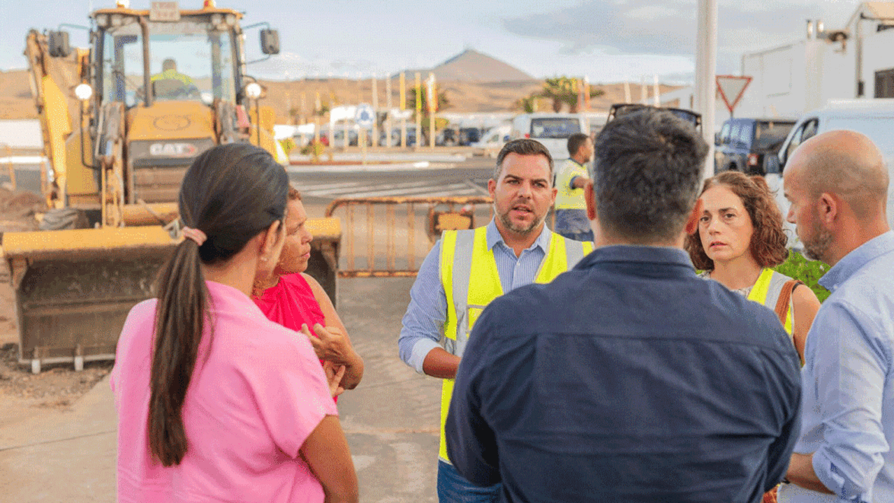 El consejero de Obras Públicas en una obra