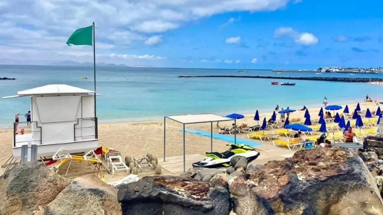 Playa Dorada con bandera verde