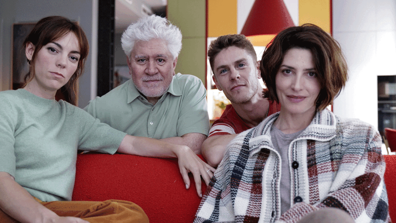 El director Pedro Almodóvar (2i), junto a los actores Bárbara Lennie (d), Victoria Luengo (i), Patrick Criado (2d), durante el rodaje de su nueva película 'Amarga Navidad'. EFE/Revolutionary