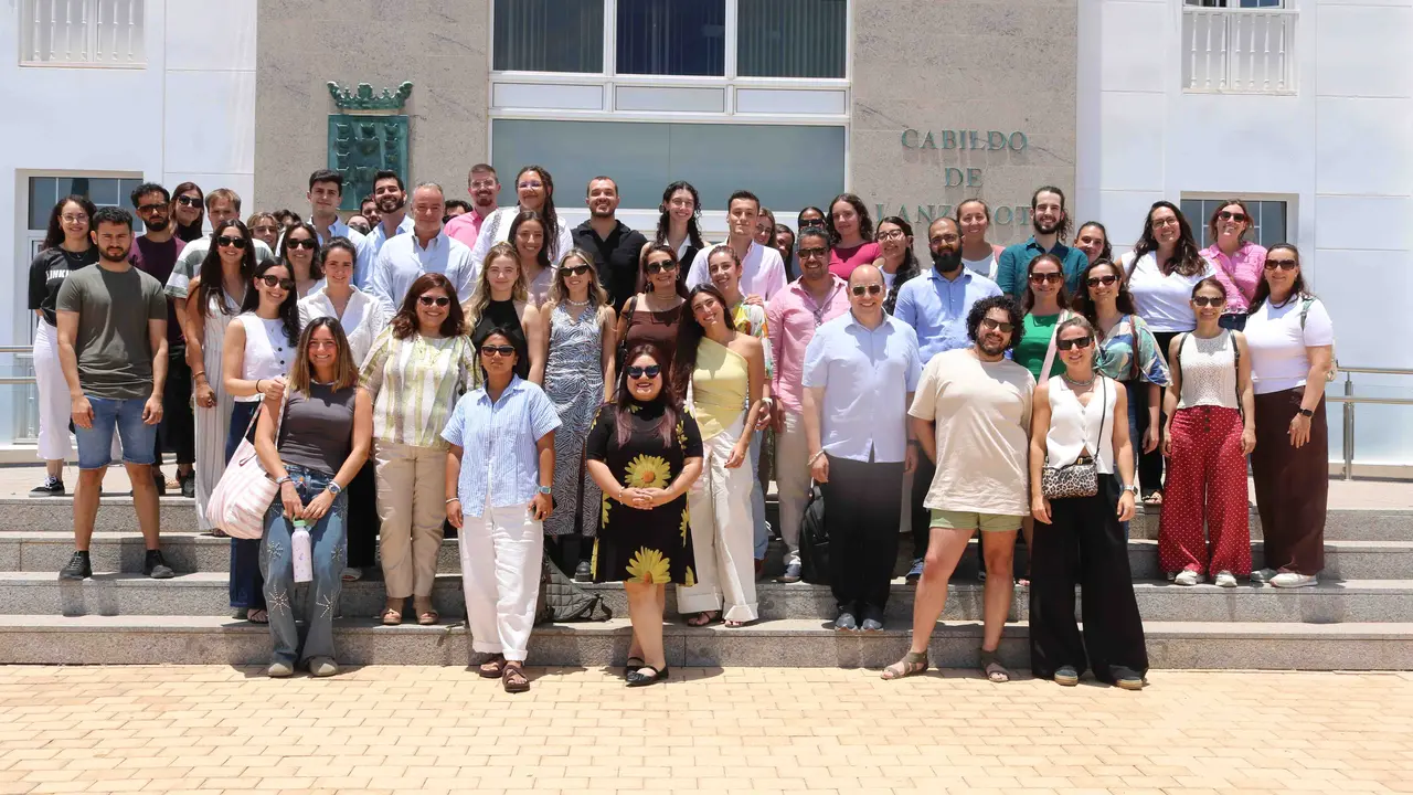 Foto de familia tras el acto de bienvenida