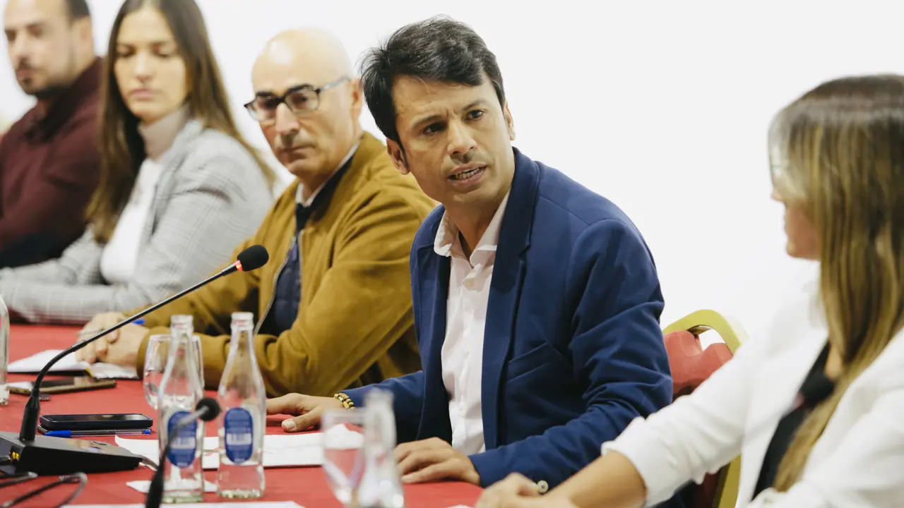 Marcos Bergaz junto al grupo municipal socialista  