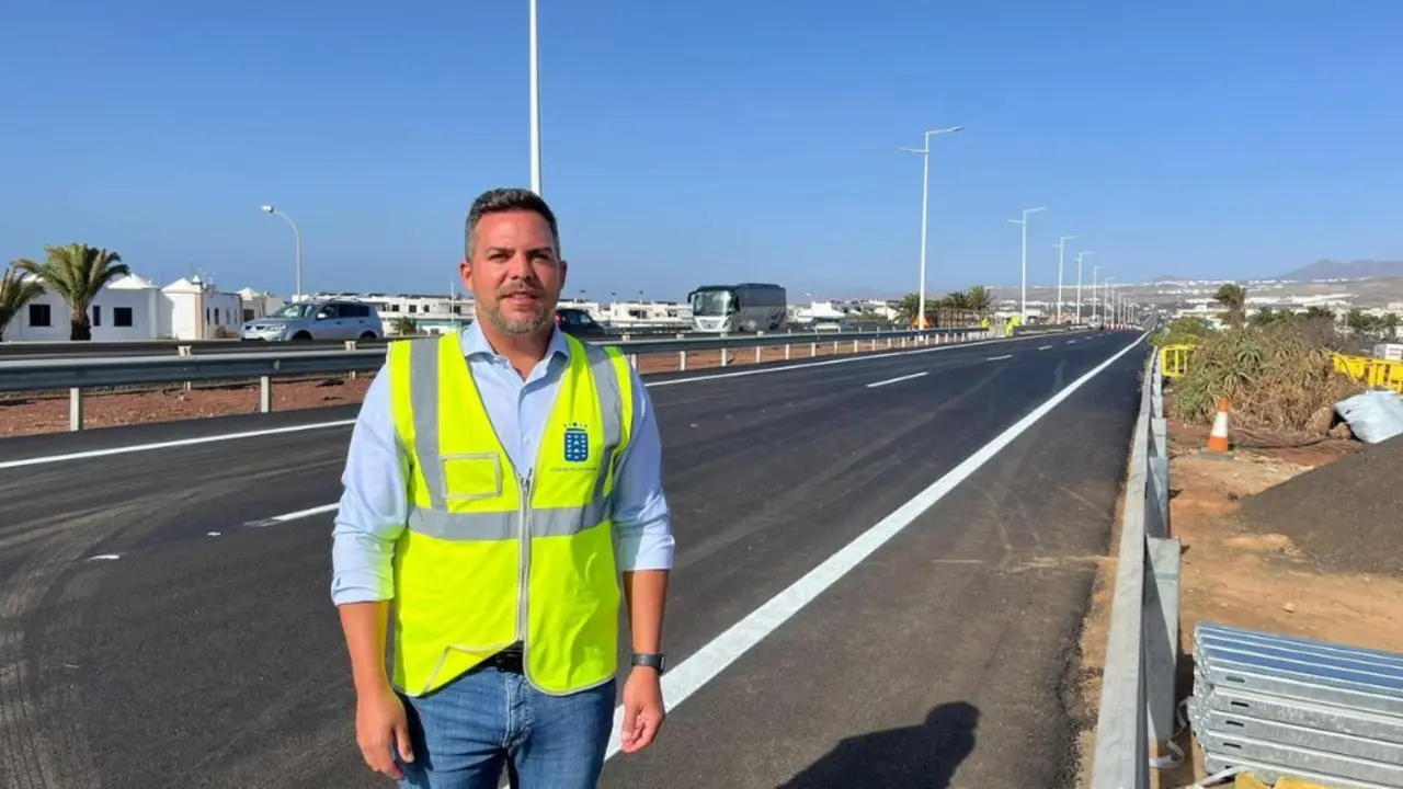 Jacobo Medina junto a la autovía